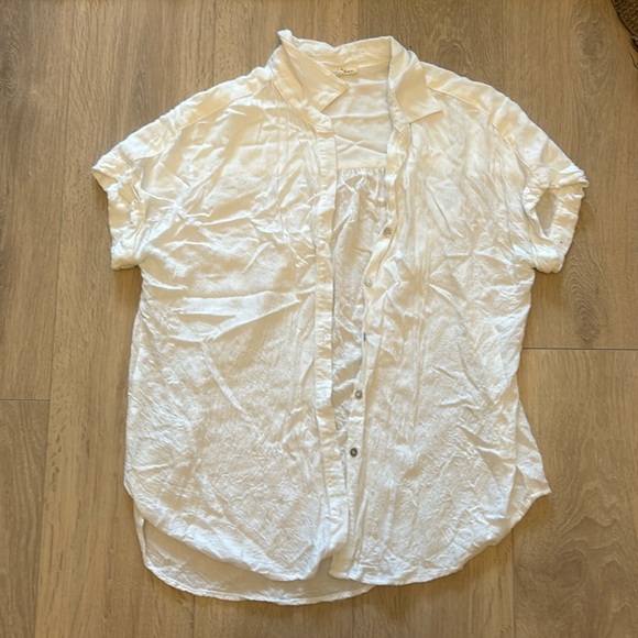 Collared short sleeve button down. Shell buttons. Size medium - Picture 1 of 1